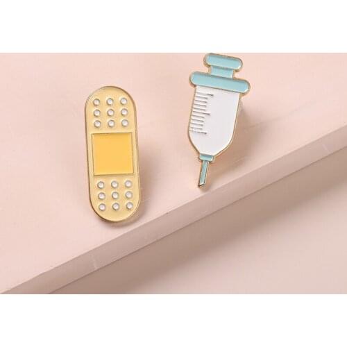 Syringe Bandage Enamel Pins Medical Brooches for Nurse Doctor Cartoon Bag Clothes Metal Badge Lapel Pin Jewlery Gift Wholesale