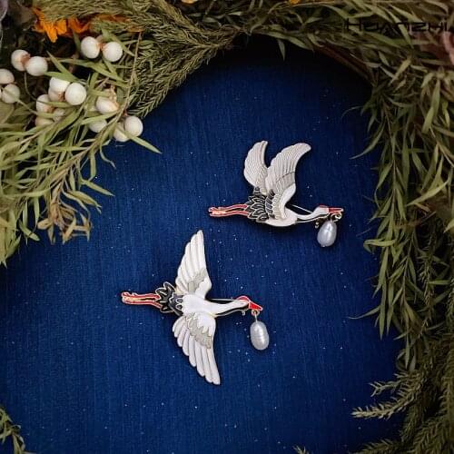 HUANZHI 2020 New Vintage Pearl Color Dripping Glaze Enamel Animal Crane Brooch for Women And Man Party Jewelry Coat Accessories