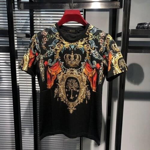 2021 Summer Gold Silk Luxury Baroque Vintage Blouse Retro Printing England Style Designer Mens Stylish Diamond T Shirts