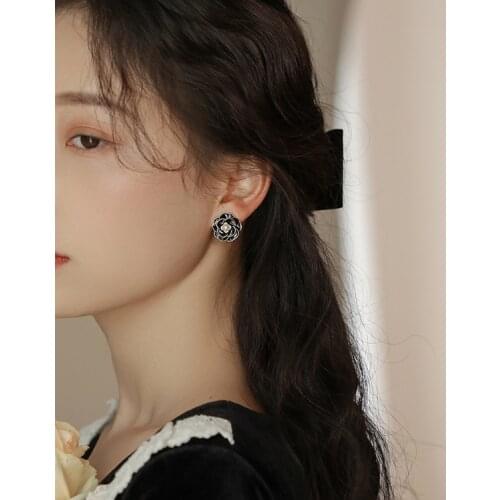 Retro Simple Black White Camellia Earrings Internet Celebrity Same Looks Thinner Asymmetric Ear Studs Vigorous Girl Jewelry