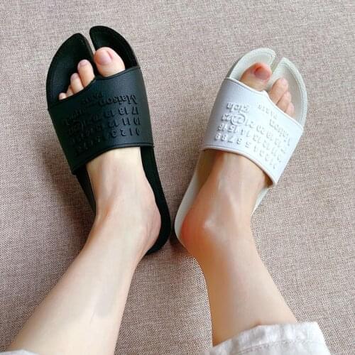 Men and Women Slippers Outdoor Non-slip Shoes Summer Sandals and Slippers Quality Split Toe Shoes Luxury Brand Beach Shoes