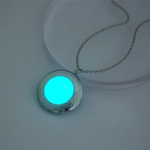 2021 Fashion Woman Necklace Retro Luminous Jewelry Round Luminous Coating Long Pendant Necklace Charm Fluorescence Gift