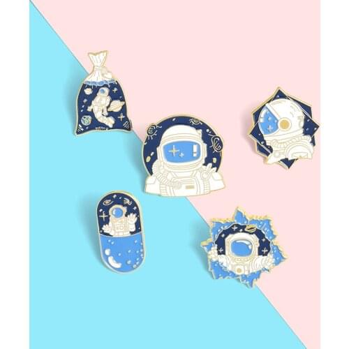 Creative Punk Space Planet Astronaut Pin Hollow Star Moon Enamel Brooch Custom Alloy Badge Accessories Fashion Woman Jewelry