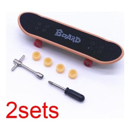 2 Sets Mini Skateboard Model Simulated Scene Decoration Parts For DIY Models RC Car/Crawler SCX10 90046 RC4WD D90 KM2