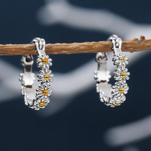 New Fashion Cute Daisy Flower Pierce Hoop Earrings Two Tone Elegant Romantic Trendy Female Dangle Earring Accessories Best Gifts
