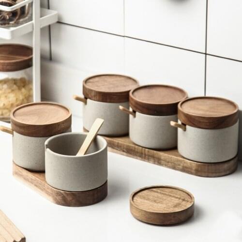 Ceramic Seasoning Jar Pepper Storage Bottle Retro Round Ceramic Seasoning Jar with Wooden Lid Salt Pepper Shaker Kitchen Tool