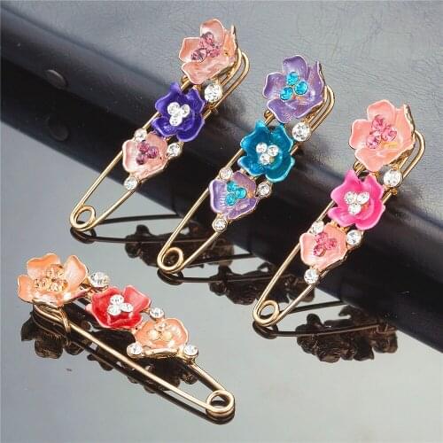 Lovely Flower Brooch Plant Pin 4 Color Flower Shiny Rhinestone Brooches For Women Clothing Accessories Fashion Simple Jewelry