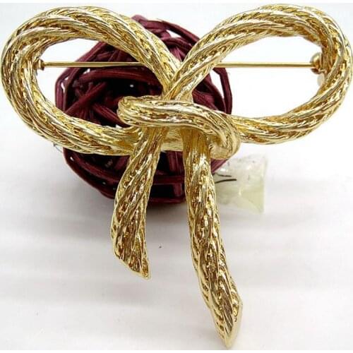 2018 new fashions, three dimensional textures, strings, butterflies, popular yellow flowers, brooches