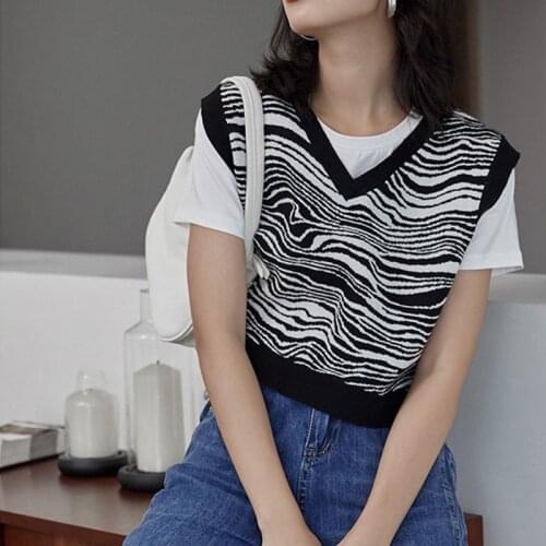 Short Sweater Vest Women 2021 Spring Summer Korean Style Vintage Zebra Striped V Neck Sleeveless Pullover Knitted Tank Top T546