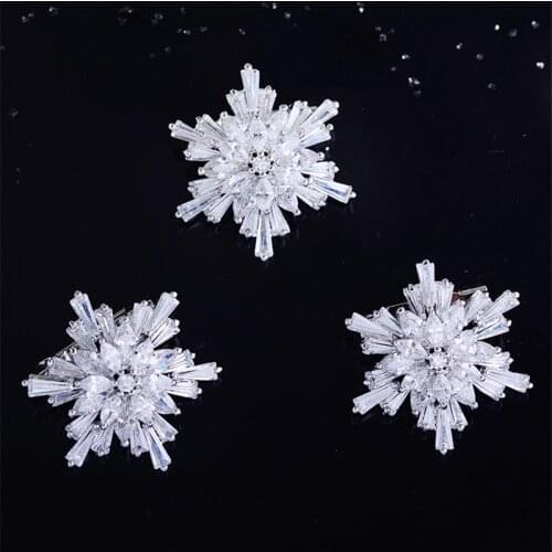 Small Luxury Cute Snowflake Brooch Pin 2020 Christmas Jewelry with White Zircons Lapel Pin Women Men Shirt Accessories Gifts