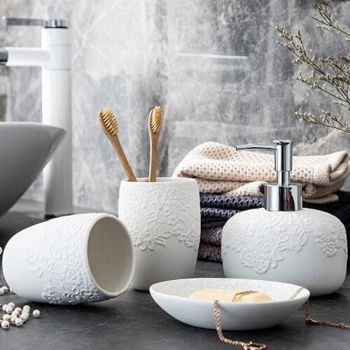 Exquisite Lace Ceramic Bathroom four-piece Set Couple wash Set Lotion bottle Toothbrush Holder Soap Dish Bathroom Supplies Set