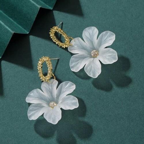 Popular 2021 Celebrity Style Sweet White Flower Dangle Earrings for Woman Fashion Luxury Jewelry Unusual Earrings