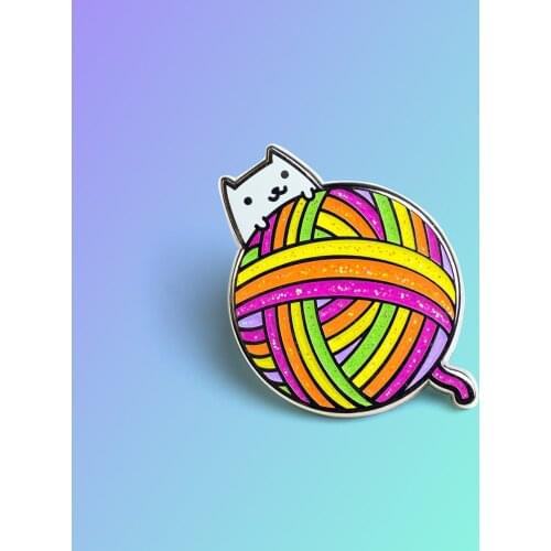 Knitting Cat Hard Enamel Pin Fashion Cartoons Rainbow Color Ball of Yarn Medal Kawaii White Kitty Brooch Gift for Cats Lovers