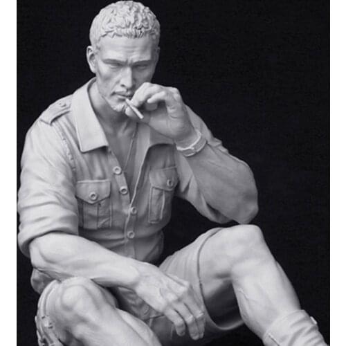 1/20 Resting pilot, smokes, Resin Model figure GK, World War II military theme, soldier, Unassembled and unpainted kit
