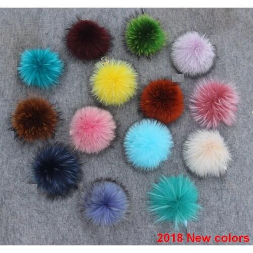 2020 Wholesale 15pcs/lot Real Raccoon Fur Pompom Genuine Fur Pom poms For Women Kids Winter Hat Skullies Beanie Hat DIY Pompoms