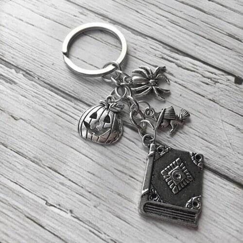 Fashion Creative Pumpkin Mantra Book Witch Pendant Key Chain For Man Woman Jewelry Accessories Gift