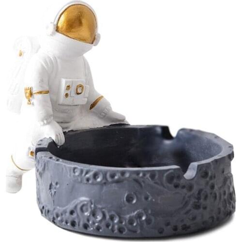 Resin Cartoon Astronaut Ashtray Household Anti Fly Ash Astronaut Cigar Ashtray Decorative Smoking Accessories