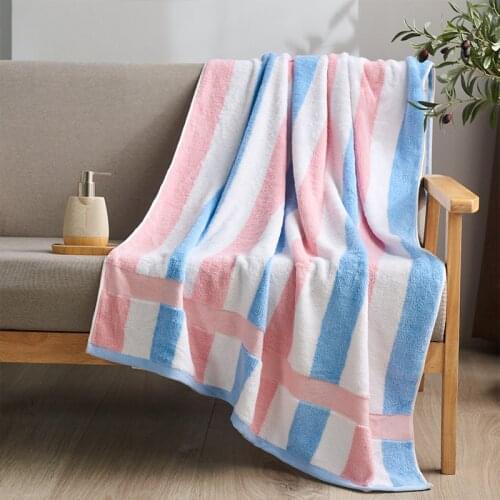 FLOWERS AND CAKES Bath Towels