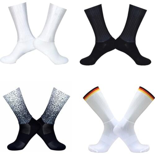 New 2019 Anti Slip Summer Seamless Cycling Socks Integral Moulding High-tech Bike Sock Compression Bicycle Running Sport Socks