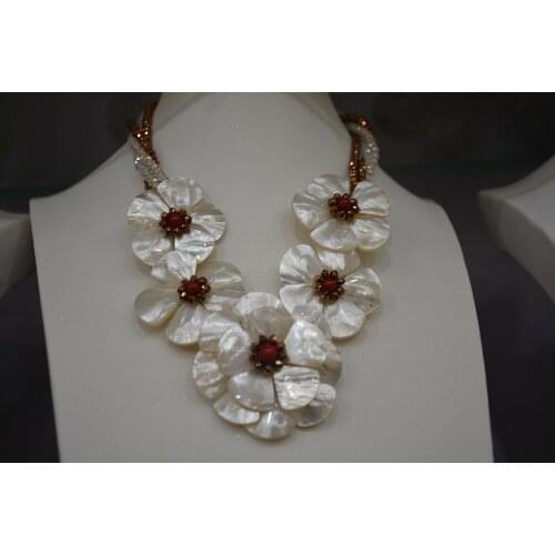 2017 new Arrival Gold crystal with Mop sea shell flower necklace for women