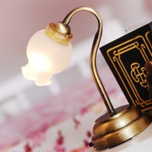Drop Shipping Vintage Table Lamp with LED Light Model for 1/12 Dollhouse Miniature Accessories