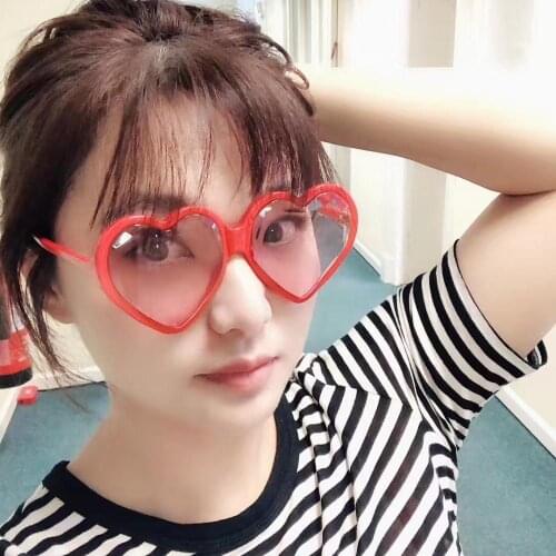 Fashion Oversized Love Heart Shape Plastic Sunglasses Women Ladies Wholesale Glasses