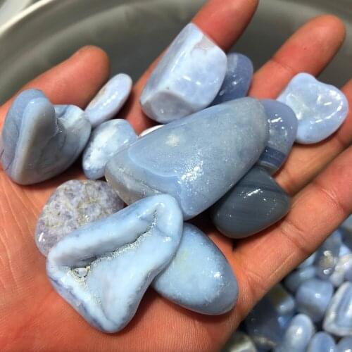 The house is decorated with natural blue bows inlaid with frosted agate