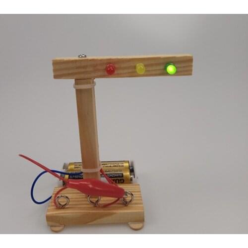 Primary students'creative traffic light model material DIY handmade science and technology small-scale invention scientific expe