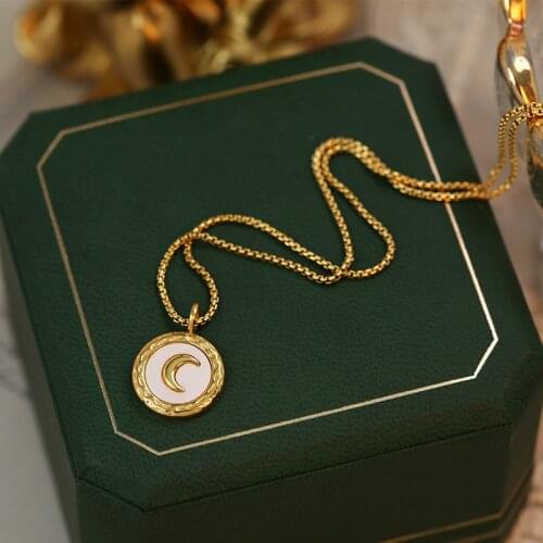 Noble White Pearl Fritillary Moon Crescent Coin Pendant Snake Chain Necklace for Lady Stainless Steel 18k Gold Jewelry for Women