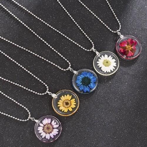 Fashion Girl Handmade Natural Dried Flower Pendant Necklaces for Women Transparent Resin Real Dry Flower Round Necklaces Jewelry