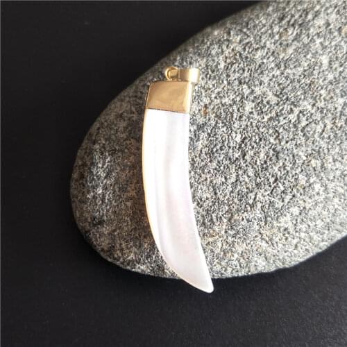FUWO Natural Shell Point Pendant With Gold Trimmed Carved Horns Sea Shell Jewelry Supplies Wholesale PD607
