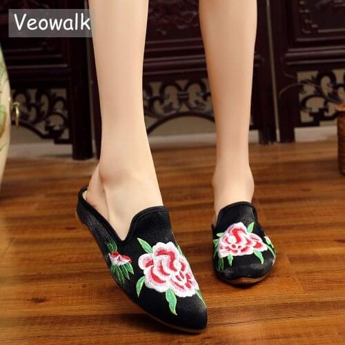Veowalk Summer Women Flocked Canvas Flat Mules Slippers Ladies Cotton Slides Chinese Style Flower Embroidered Pointed Toe Shoes