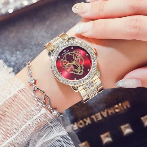 Decorative Golden Engraved Ladies Watch Full Diamond Waterproof Quicksand Cheetah Women Watch Gifts for Women Alloy Quartz