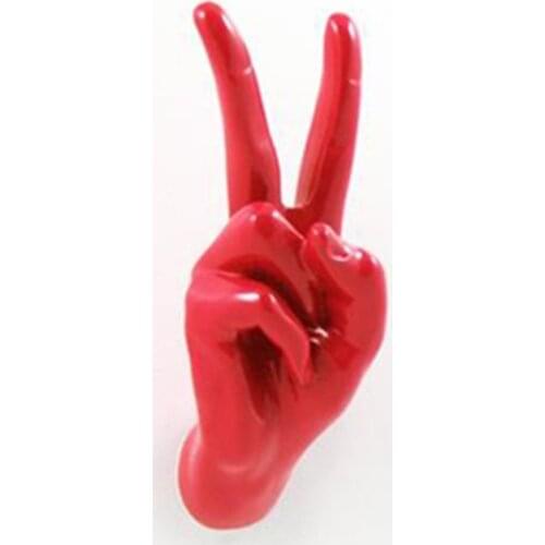 EUROPEAN STYLE VICTORY GESTURE COAT HAT HAT HOOK CREATIVE RESIN LIVING ROOM STUDY BACKGROUND WALL HANGING ROOM DECORATION A1225