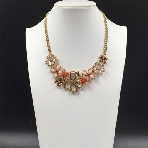 Pretty Gold Color Plating Coral Pink Cream Color Flower Statement Necklace For Women Gorgeous Elegant Party Jewelry Accessory