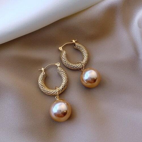 2021 New Products Feature Fashionable And Exquisite Pearl Pendant Earrings, Simple And Advanced Geometric Metal Temperament Ladi