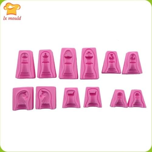 Dry Pace fondant of silicone mold 3D of chess queen king Like horse. Car. A group of six soldiers