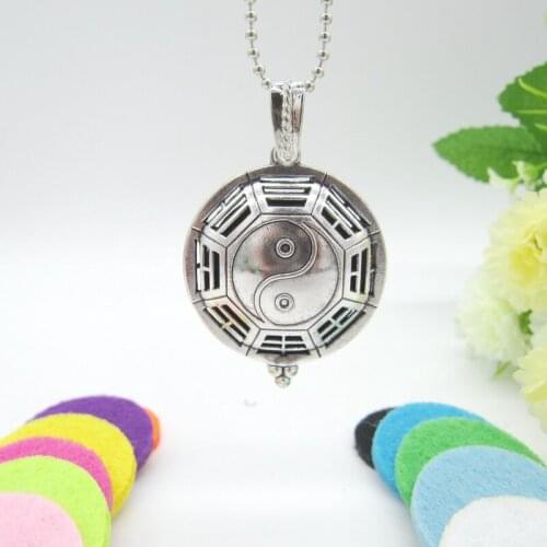 New Hot Sale Eight-Diagram Tactics Openable Magnetic DIY Locket with 8pcs Felt Pads Aromatherapy Oil Diffuser Fashion Necklace