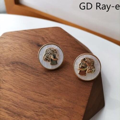 Retro Hepburn New Fashion Stud Earrings Vintage Baroque Style Embossed Human Head Matte Round Earrings 2871