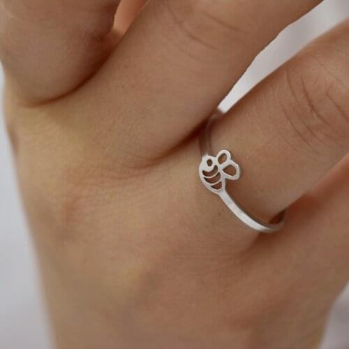 Europe and the United States popular, small bee ring small fresh titanium steel furnace vacuum plating.Give gifts to friends