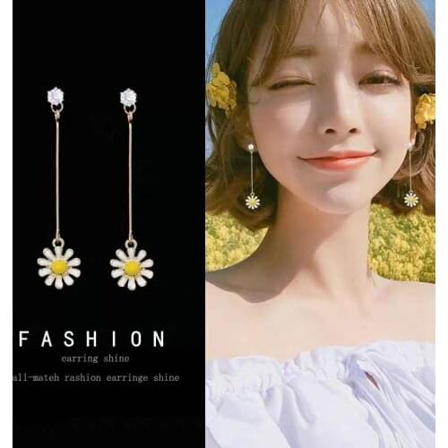 Fresh and Sweet Little Daisy Fashion Flower Earrings Simple Lady Earrings Temperament Fashion Trend Earrings Holiday Gifts