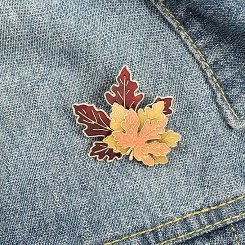 XCMRYSP Maple Leaves Badge Brooch Retro Elegance Metal Enamel Lapel Pin Backpack Clothes Fashion Jewelry Gift for Women
