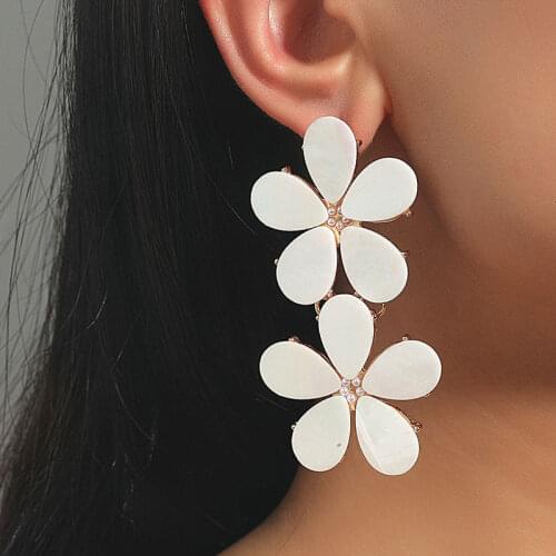 2021 Sweet Romantic Flower Earrings Korean Fashion White Plant Drop Earrings Vacation Wedding Jewelry Women