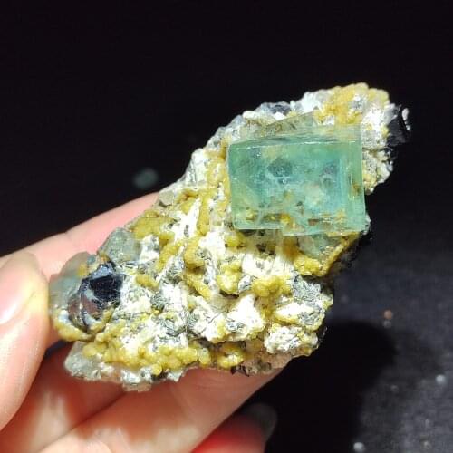 85.7gNatural green fluorite and mica, wolframite, crystal mineral specimens, healing energy, home decoration