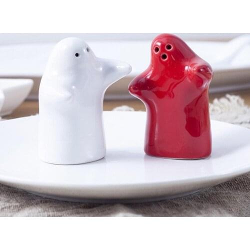 New Arrival!!! 2Pcs Salt Shaker Convenient to Use Easy to Refill Ceramic Hugging Salt Holder for Kitchen
