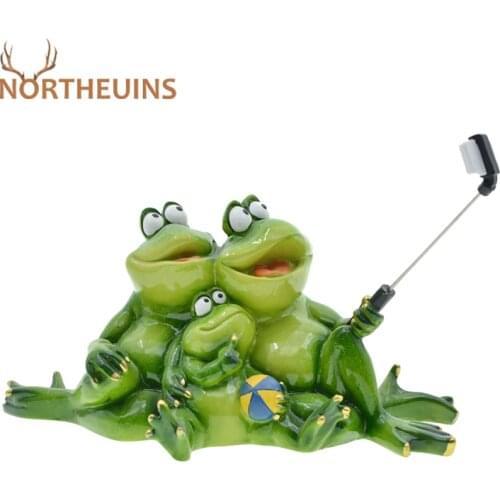 NORTHEUINS Resin Parent-child Selfie Frog Figurines Home Decoration Accessories Modern Nordic Family Warmth Ornament Gift Friend