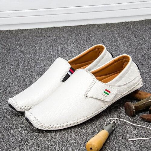Fashion Men Moccasins Soft Leather Casual Shoes Men Handmade Leisure Loafers Shoes Breathable Slip-On Flats Driving Boat Shoes