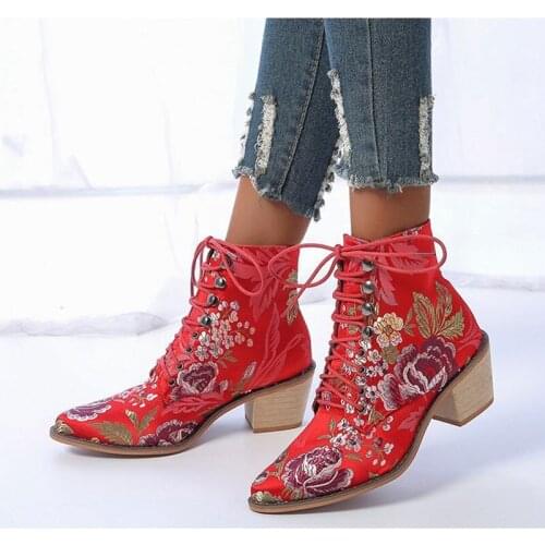 2020 Fashion Beauty Boots Womens European Winter New Retro National Wind Pointed Thick with Lace Embroidery Boots Women Shoes