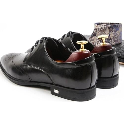 Brogues Shoes Men British Style Lace Up Pointed Natural Leather Shoes 2020 Spring Autumn Office Formal Shoes Wedding Black Dress