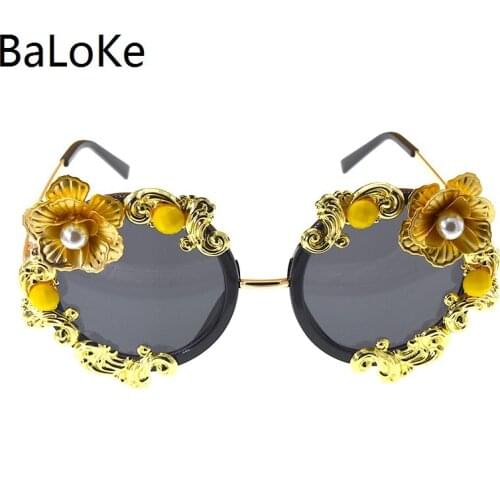 Personality Oval Crystal Sunglasses Women Trendy Fashion Ladies Cool Outdoor Crystal Flower Frame Feminino Sunglasses